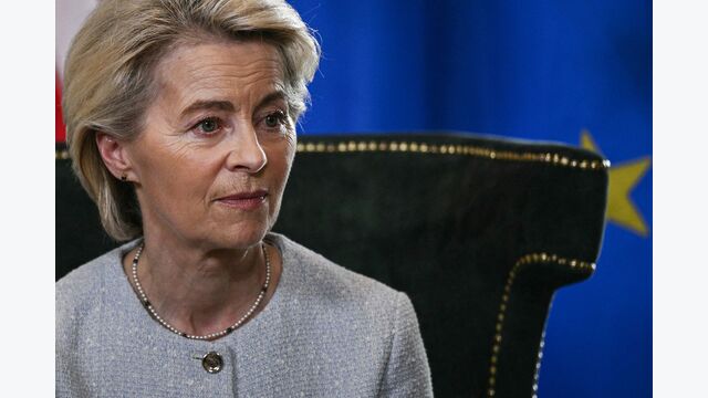 Nahaufnahme von EU-Kommissionspräsidentin Ursula von der Leyen bei Verhandlungen mit Donald Trump (nicht im Bild) in Schottland.