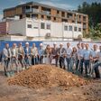 Mehrere Menschen halten symbolisch die Schaufel beim Spatenstich von My Space Grambach: Wirtschaftslandesrat Willibald Ehrenhöfer, Nina Zechner, IV- Geschäftsführerin, Christoph Ludwig, GF SFG, Christopher Holzer, Spar Steiermark GF, Abgeordneter Robert Mörth, sowie Hannes und Peter Schreiner, Eigentümer Technopark Raaba Holding.