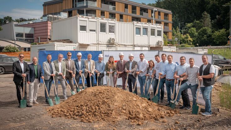 Mehrere Menschen halten symbolisch die Schaufel beim Spatenstich von My Space Grambach: Wirtschaftslandesrat Willibald Ehrenhöfer, Nina Zechner, IV- Geschäftsführerin, Christoph Ludwig, GF SFG, Christopher Holzer, Spar Steiermark GF, Abgeordneter Robert Mörth, sowie Hannes und Peter Schreiner, Eigentümer Technopark Raaba Holding.