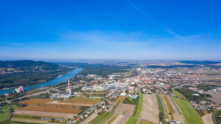 Luftansicht auf Korneuburg in Niederösterreich bei blauem Himmel