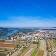 Luftansicht auf Korneuburg in Niederösterreich bei blauem Himmel