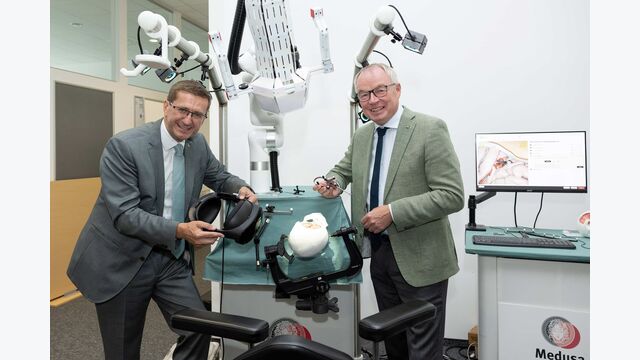 OÖ. Wirtschafts- und Wissenschafts-Landesrat Markus Achleitner und NÖ. Wissenschafts-Landesrat Stephan Pernkopf mit dem neuro-chirugischen Trainingssimulator Medusa, mit dem Operationen am Gehirn simulieren kann, bei RISC Software.
