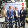 Peter Jungreithmair, GF Tourismusverband Region Wels, Wirtschafts- und Tourismus-Landesrat Markus Achleitner, Bgm. Andreas Rabl, und Helmut Platzer, Vorstandsvorsitzender Tourismusverband Region Wels bei der Presskonferenz zur Radregion Wels 2025.