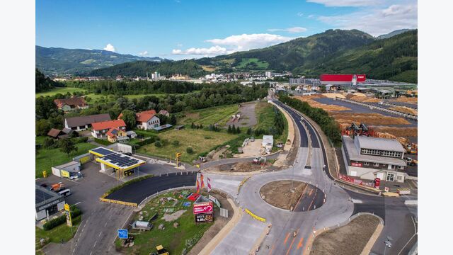 Luftansicht auf Baustelle der Turmgasse / L101 in Leoben, Steiermark.