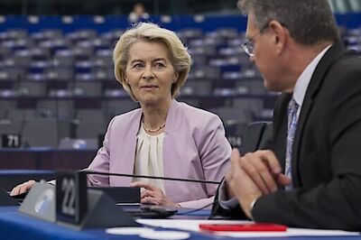 EU-Kommissionspräsidentin Ursula von der Leyen 2025 im Gespräch mit EU-Kommissar Maros Sefcovic