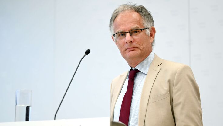 Finanzminister Markus Marterbauer (SPÖ) am Rednerpult im Rahmen einer PK 2025