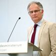 Finanzminister Markus Marterbauer (SPÖ) am Rednerpult im Rahmen einer PK 2025