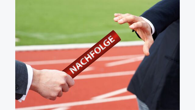 Ein roter Staffelstab mit Aufschrift "Nachfolge" wird von einer Hand in eine andere im Lauf gereicht, symbolisch für Unternehmensnachfolge oder Betriebsuebergabe.