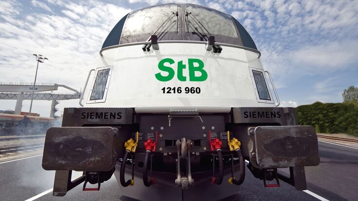 Nahaufnahme der Front einer weißen Güterlok der Steiermarkbahn