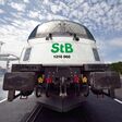 Nahaufnahme der Front einer weißen Güterlok der Steiermarkbahn
