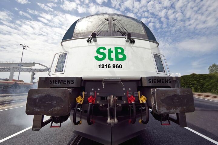 Nahaufnahme der Front einer weißen Güterlok der Steiermarkbahn