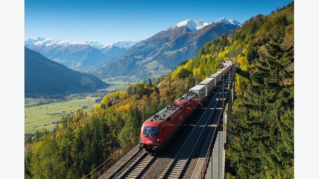 ÖBB-Güterzug mit Containern auf Falkensteinbrücke Tauernbahn
