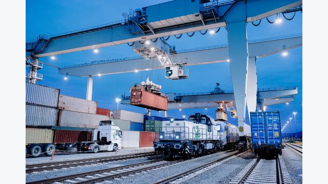 Containerumschlag der Steiermarkbahn am Abend