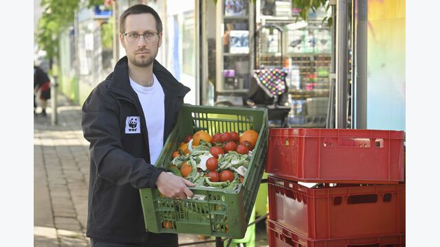 WWF-Experte Dominik Heizmann mit großer Obst- und Gemüsekiste