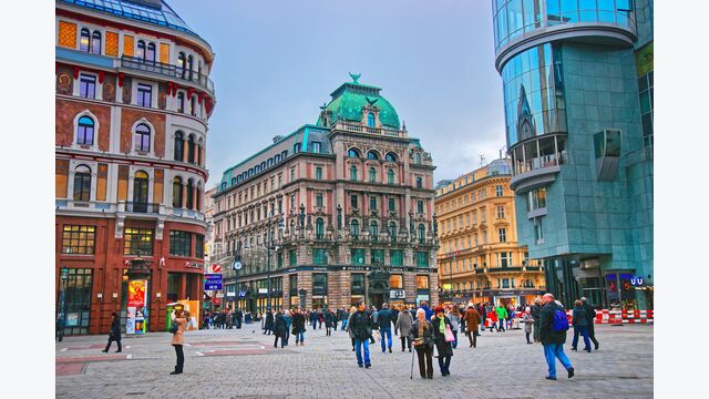 Viele Menschen, teilweise Touristen, auf dem Stephansplatz in der Wiener Innenstadt.