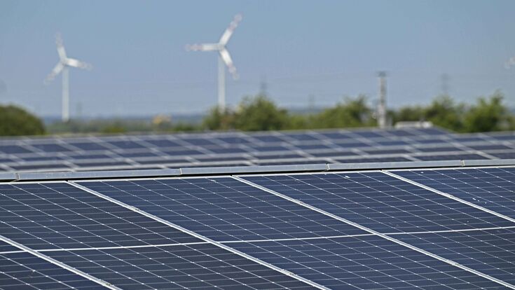 Eine Photovoltaik-Freiflächenanlage und Windräder auf einer Deponie, aufgenommen am Donnerstag 07. August 2025 in Gänserndorf.