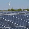 Eine Photovoltaik-Freiflächenanlage und Windräder auf einer Deponie, aufgenommen am Donnerstag 07. August 2025 in Gänserndorf.