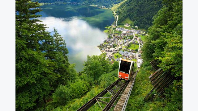 Ansicht von oben auf eine Seilbahn-Gondel der Salzwelten in Hallstatt.