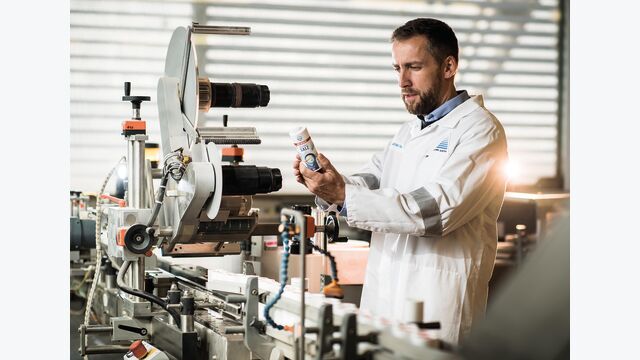 Salinen Austria AG-Mitarbeiter im Labor überprüft eine fertige Packung Bad Íschler Tafelsalz