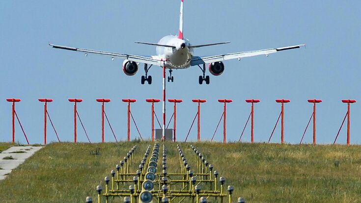 Rückenansicht auf ein Flugzeug der Austrian Airlines kurz nach Start, aufgenommen Juli 2025, am Flughafen Wien in Schwechat.
