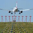 Rückenansicht auf ein Flugzeug der Austrian Airlines kurz nach Start, aufgenommen Juli 2025, am Flughafen Wien in Schwechat.