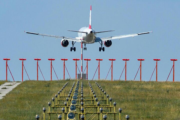 Rückenansicht auf ein Flugzeug der Austrian Airlines kurz nach Start, aufgenommen Juli 2025, am Flughafen Wien in Schwechat.