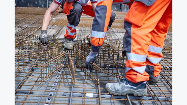 Zwei Mitarbeiter vom Betonbewehrungsunternehmen AVI mit Durchstanzelementen
