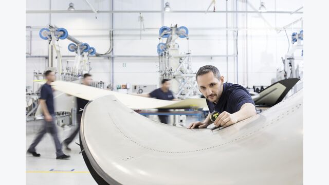 Ein Mitarbeiter bei der Winglet-Produktion bei FACC.