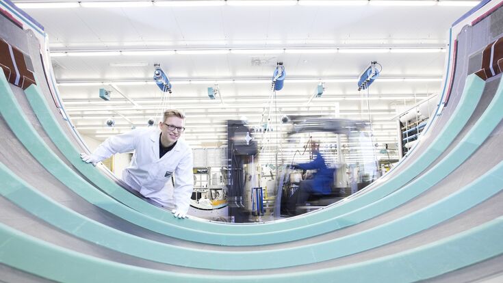 Ein Mitarbeiter bei der Translating Sleeve-Produktion bei FACC