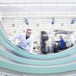 Ein Mitarbeiter bei der Translating Sleeve-Produktion bei FACC