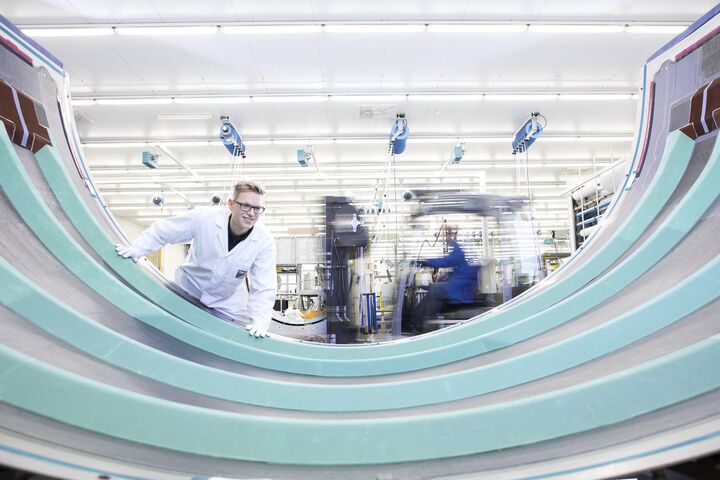 Ein Mitarbeiter bei der Translating Sleeve-Produktion bei FACC