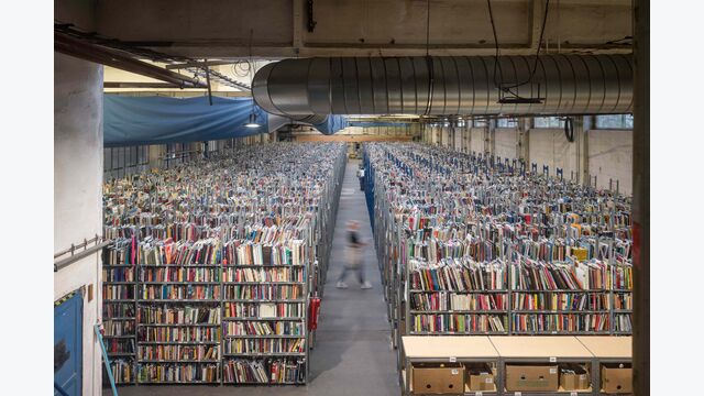 Lager von Bookbot voll mit Reichen von gefüllten Bücherregalen