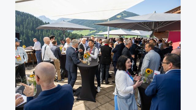 Viele Gäste an Stehtischen unterhalten sich beim Technologiebrunch der Standortagentur Tirol im Rahmen der Euregio-Days beimm Frum Alpbach 2025.