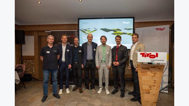 Mike Porkrovsky (Neuron Soundware), Michael Eidenberger-Schober (Plansee SE), Tom Lemmerer (Microsoft Austria), Michael Heiss und Roland Laucher (Siemens Österreich), Andreas Herbst und Roland Sommer (Plattform Industrie 4.0 Österreich) beim Praxisfrühstück 2025 in Alpbach