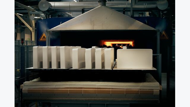 Elektrischer Tunnelofen in Laufen-Produktionsstätte in Gmunden, Oberösterreich.