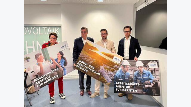 Pressekonferenz Kärntner Fachkräfteagentur April 2024: Landesrätin Beate Prettner, WK-Präsident Jügen Mandl, Landesrat Sebastian Schuschnig und Mark Pollok von Trenkwalder halten Schilder in die Höhe