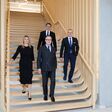 Der vierköpfige UBM-Vorstand auf einer Treppe aus Holz