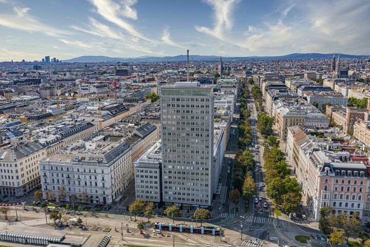 Luftansicht auf den Ringturm in Wien, Sitz der Vienna Insurance Group