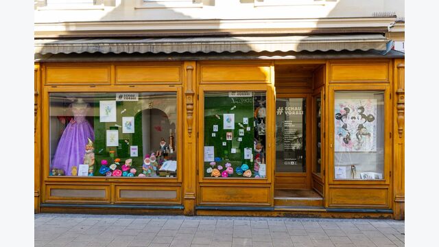 Außenansicht einer Auslage eines kleinen Geschäfts in der Grazer Innenstadt, Teil der #schauvorbei-Kampagne