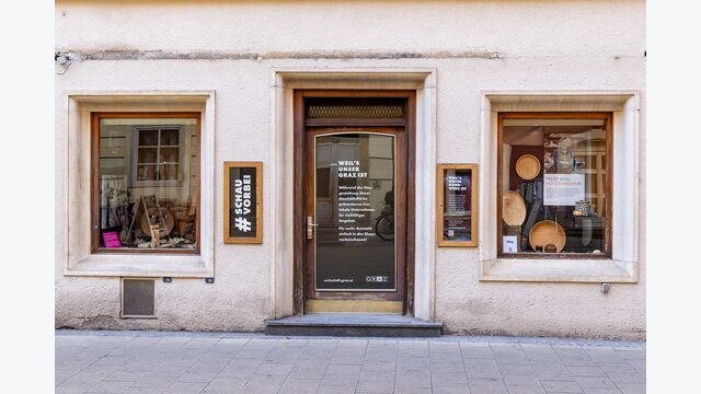 Außenansicht einer Auslage eines kleinen Geschäfts in der Grazer Innenstadt, Teil der #schauvorbei-Kampagne