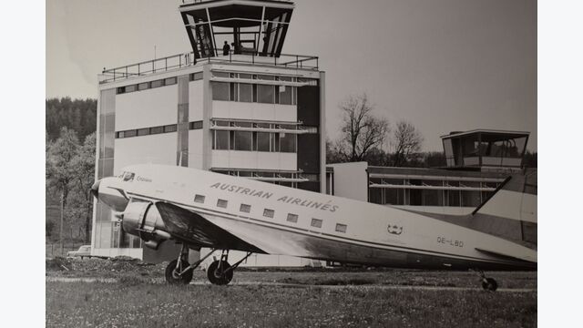 Schwarz-Weiß-Foto von 1960 einer Austrian Airlines Maschine am Airport Klagenfurt