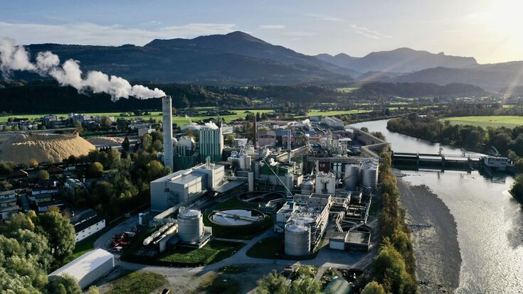 Auenansicht auf die Bioraffinerie von AustroCel in Hallein bei Salzburg.
