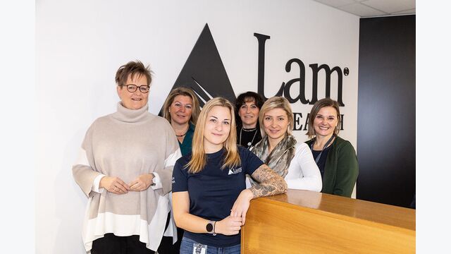 Laura Theresa Mlekusch beim Technologieunternehmen Lam Research, Frau in der Wirtschaft im Hintergrund.
