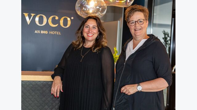 Kerstin Fritz, Geschäftsführerin vom Hotel Voco Villach, im Hotel mit Astrid Legner, Frau in der Wirtschaft-Landesvorsitzende und WKK-Vizepräsidentin.