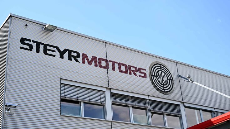 Außenansicht auf Steyr Motors-Firmengebäude, Nahaufnahme auf Schriftzug