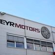 Außenansicht auf Steyr Motors-Firmengebäude, Nahaufnahme auf Schriftzug