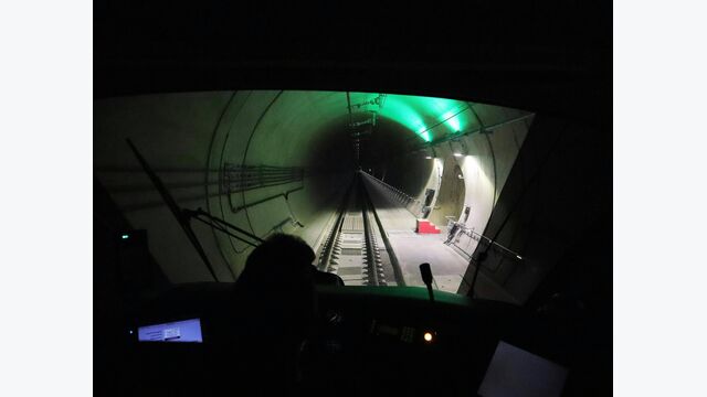 Blick aus dem Führerstand, aufgenommen November 2024 im Koralmtunnel.