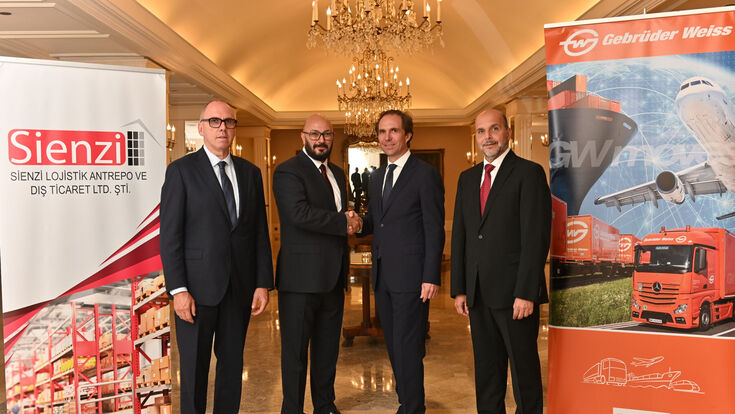 Gebrüder Weiss bei der Vertragsunterzeichnung in Istanbul mit Unternehmen Sienzi Lojistik: Thomas Moser (Direktor und Regionalleiter Black Sea/CIS bei Gebrüder Weiss), Murat Doğan (Geschäftsführer von Sienzi Lojistik), Wolfram Senger-Weiss (Vorsitzender der Geschäftsleitung bei Gebrüder Weiss) und Mişel Yakop (Landesleiter Türkei bei Gebrüder Weiss).