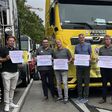 Wolfgang Böhm (WK Wien), Markus Fischer, Fachverbands- und NÖ Fachgruppenobmann des Güterbeförderungsgewerbes, Michael Zimmermann (WK Vorarlberg), Maximilian Gruber (WK Salzburg), Roman Eder (WK Burgenland) und Bruno Urschitz (WK Kärnten) beim LKW-Protest am 10. September in Wien, Transparente in die Höhe haltend.