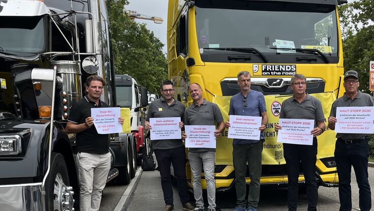 Wolfgang Böhm (WK Wien), Markus Fischer, Fachverbands- und NÖ Fachgruppenobmann des Güterbeförderungsgewerbes, Michael Zimmermann (WK Vorarlberg), Maximilian Gruber (WK Salzburg), Roman Eder (WK Burgenland) und Bruno Urschitz (WK Kärnten) beim LKW-Protest am 10. September in Wien, Transparente in die Höhe haltend.